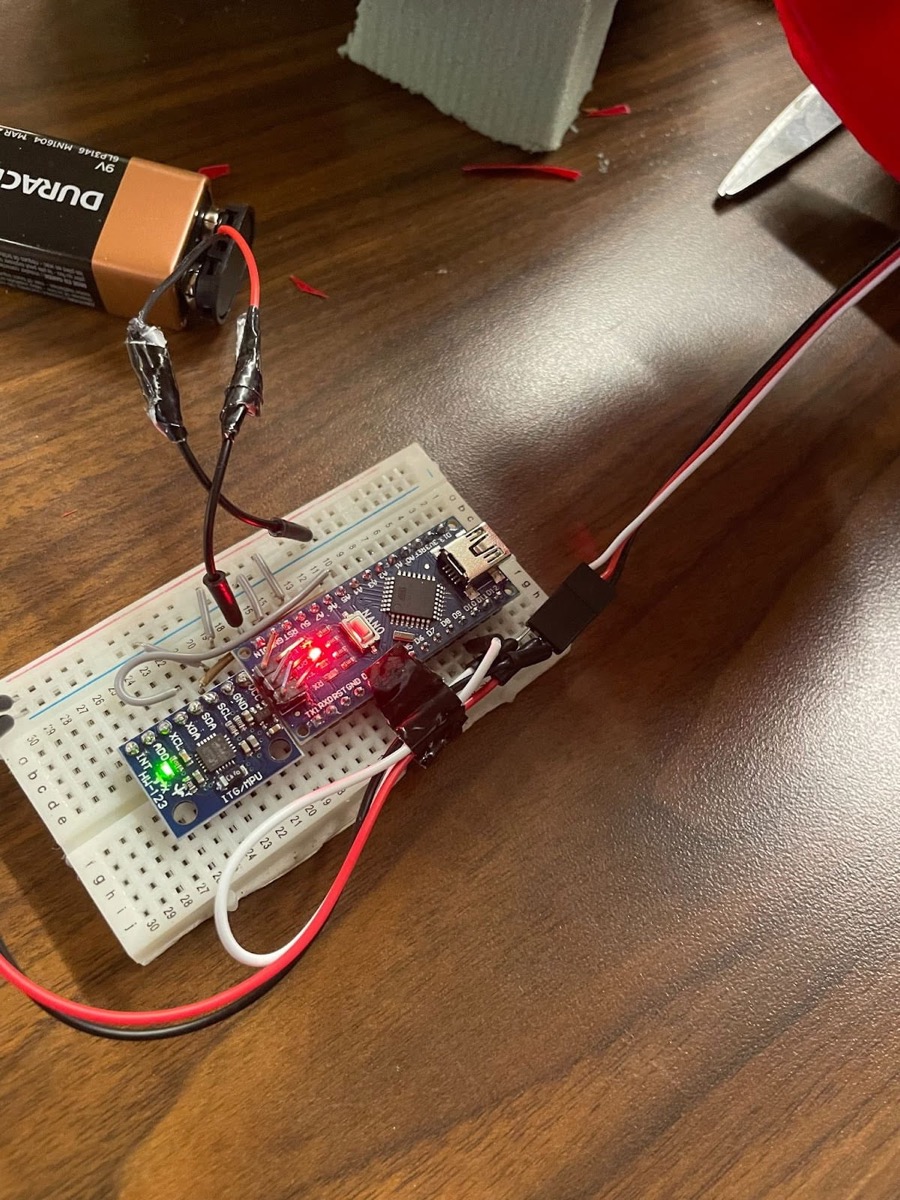 Breadboard with an Arduino Nano, an MPU6050 gyroscope board, servo leads and a 9V battery